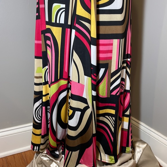 LA FEMME Full Length Formal Gown with multicolored pattern and accents Size 2 - Picture 9 of 15
